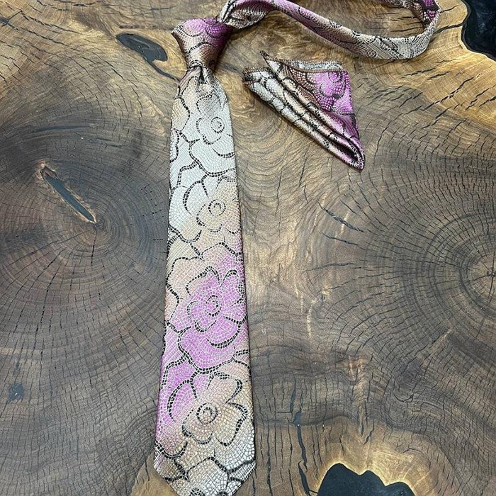 ست کراوات و پوشت طرح گل نسکافه ای صورتی 123 Set of tie and jacket with pink Nescafe flower pattern 123