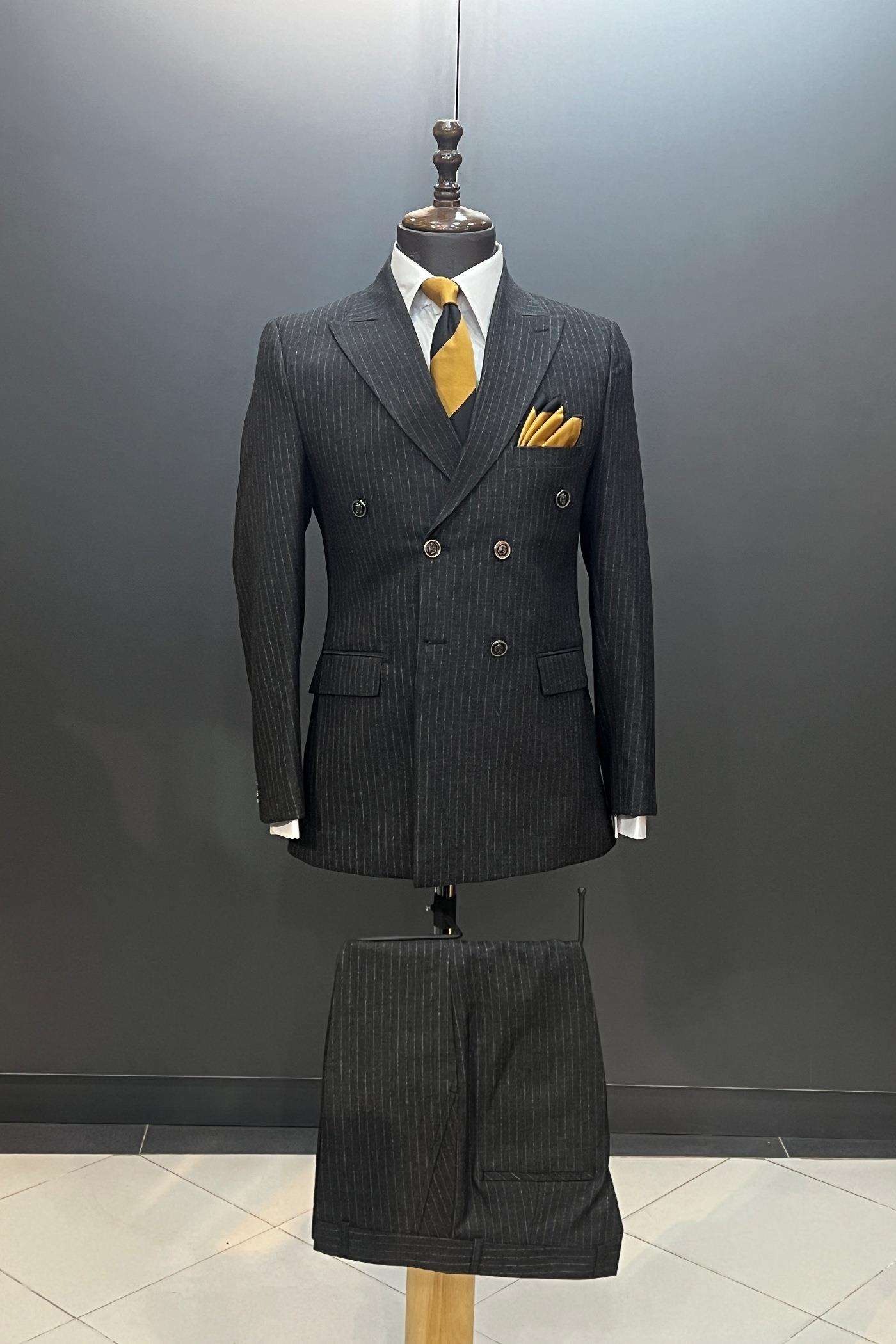 Double-breasted men's suit
