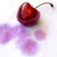 از بین بردن لکه گیلاس و آلبالو روی لباس چگونه است؟