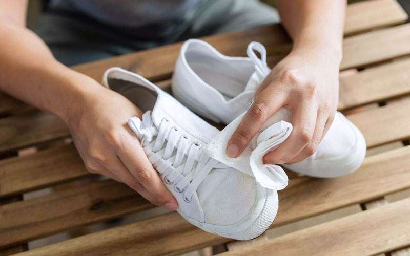 استفاده از سرکه برای پاک کنندگی کفش های سفید