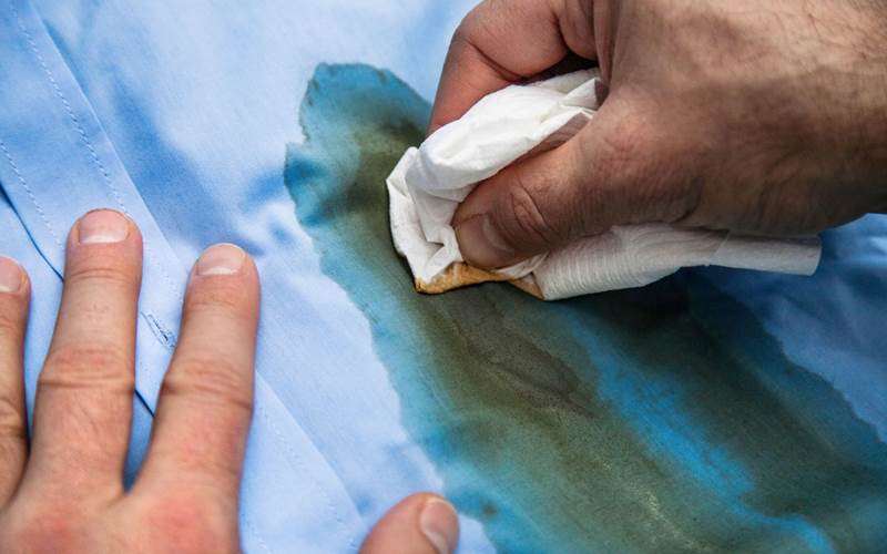 دستمال خیس برای از بین بردن قهوه از روی لباس