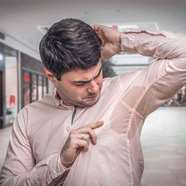 پاک کردن لکه عرق از روی لباس با روش های ساده