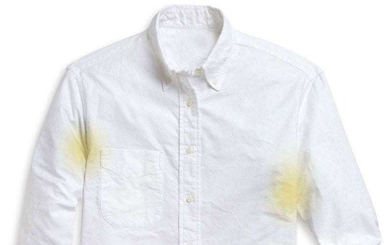 از سفید کننده ها برای از بین بردن لکه های عرق از روی لباس های سفید استفاده کنید