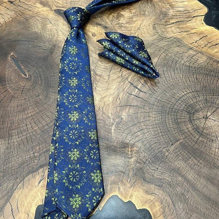 Set of tie and jacket with floral design